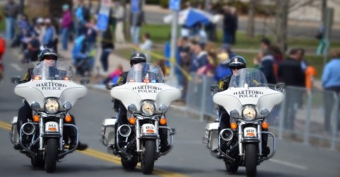 くねくねする子供たち。